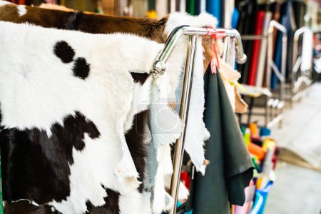 Foto de Cuero de vaca genuino en estante se venden en la tienda de crats Tienda de bricolaje - Imagen libre de derechos