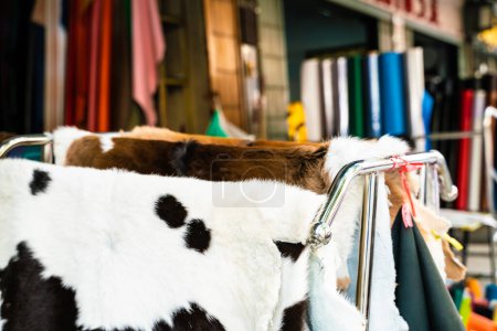 Téléchargez les photos : Véritable cuir de vache sur étagère vendre dans le magasin de crates magasin de bricolage - en image libre de droit