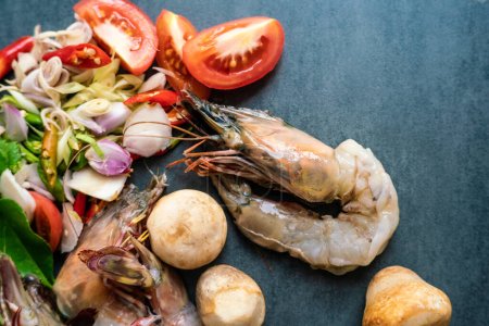 Téléchargez les photos : Vue de dessus sur les fruits de mer et légumes frais prêts pour la cuisson Tom yum - en image libre de droit