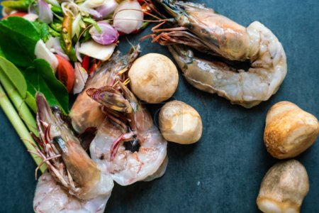 Téléchargez les photos : Vue de dessus sur les fruits de mer et légumes frais prêts pour la cuisson Tom yum - en image libre de droit