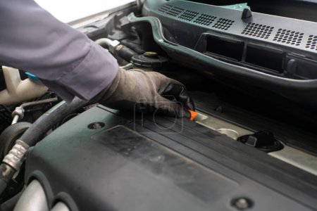 Téléchargez les photos : Mécanicien main vérification huile moteur recharge entretien voiture fermer industrie du transport moteur - en image libre de droit