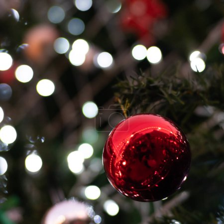 Foto de Bola de Navidad decorar en pino de lujo rama luz de la noche bokeh borrosa escena de fondo feliz año nuevo - Imagen libre de derechos