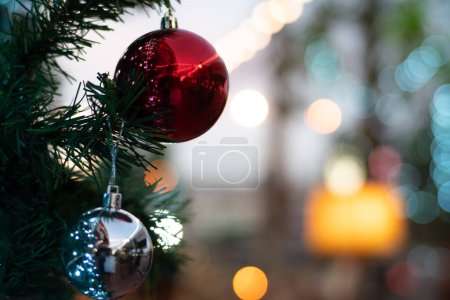 Téléchargez les photos : Boule de Noël décorer sur branche de pin luxe nuit lumière bokeh fond flou scène heureuse nouvelle année - en image libre de droit