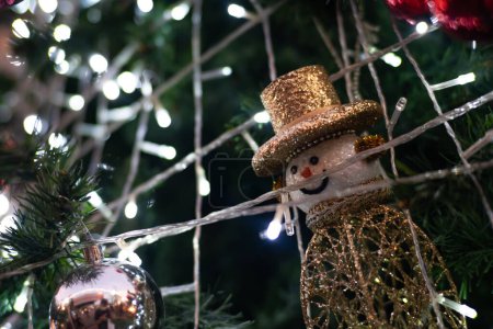 Téléchargez les photos : Boule de Noël décorer sur branche de pin luxe nuit lumière bokeh fond flou scène heureuse nouvelle année - en image libre de droit