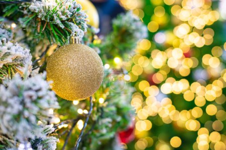 Foto de Bola de Navidad decorar en pino de lujo rama luz de la noche bokeh borrosa escena de fondo feliz año nuevo - Imagen libre de derechos