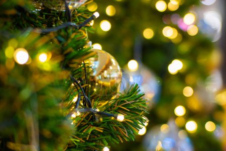 Téléchargez les photos : Noël boule ornement sur pin brouillé bokeh fond saison d'hiver joyeux x mas - en image libre de droit