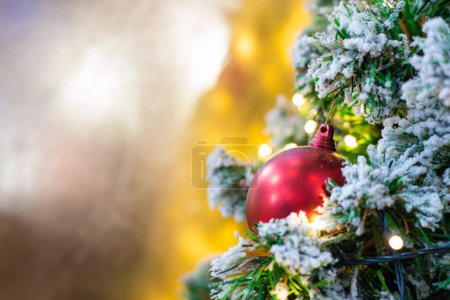 Foto de Adorno de bola de Navidad en pino borroso fondo bokeh temporada de invierno feliz x mas - Imagen libre de derechos