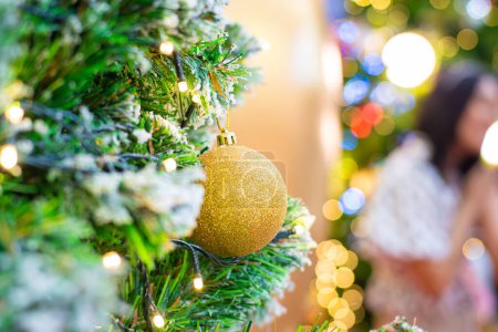 Téléchargez les photos : Noël boule ornement sur pin brouillé bokeh fond saison d'hiver joyeux x mas - en image libre de droit