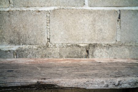 Téléchargez les photos : Abstraite vieux bois rustique avec fond de brique vide mettre mock up - en image libre de droit