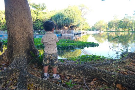 Téléchargez les photos : Adorable garçon de 3 ans jouant en plein air nature ville parc - en image libre de droit