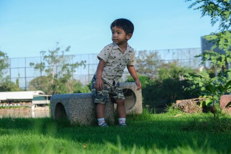 Foto de Adorable niño de 3 años jugando al aire libre parque de la ciudad naturaleza - Imagen libre de derechos