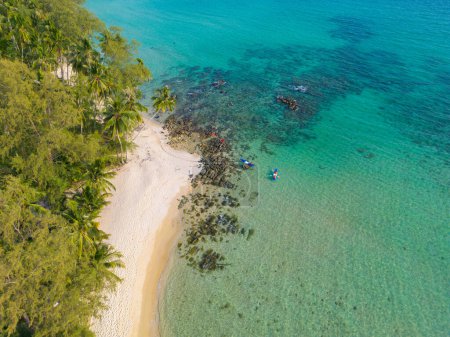 Téléchargez les photos : Vue aérienne plage de sable blanc vague eau turquoise île tropicale vacances d'été fond - en image libre de droit