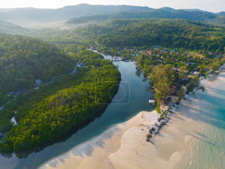 Téléchargez les photos : Vue aérienne plage de sable blanc vague eau turquoise île tropicale vacances d'été fond - en image libre de droit
