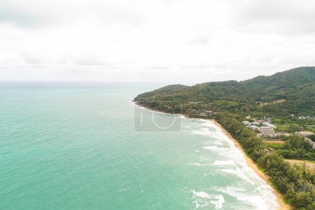 Téléchargez les photos : Vue aérienne mer plage vague sur mer tropicale île nature paysage - en image libre de droit