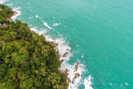 Téléchargez les photos : Vue aérienne mer plage vague sur mer tropicale île nature paysage - en image libre de droit
