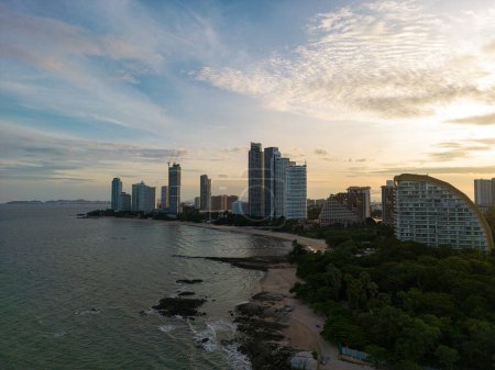 Foto de Vista aérea Pattaya edificios de la ciudad mar playa con barcos mañana amanecer viaje ciudad turismo en Tailandia - Imagen libre de derechos