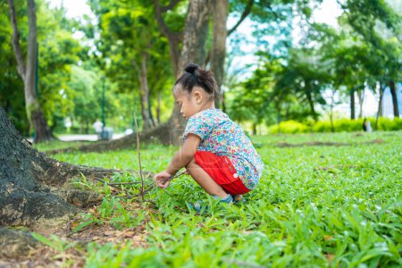 Foto de Pequeño niño asiático niños niña jugando en la ciudad parque público día soleado actividad al aire libre - Imagen libre de derechos