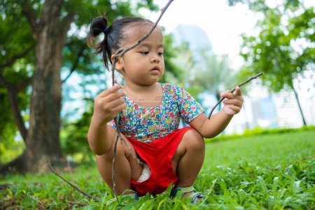 Foto de Pequeño niño asiático niños niña jugando en la ciudad parque público día soleado actividad al aire libre - Imagen libre de derechos