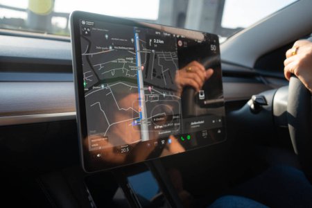 Téléchargez les photos : Femme conduire voiture utilisation navigateur GPS aide à l'écran dans la voiture voyage en toute sécurité - en image libre de droit