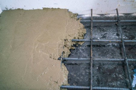 Foto de Revestimiento de cemento interior renovar el trabajo con el equipo de la nueva industria de la construcción de casas - Imagen libre de derechos