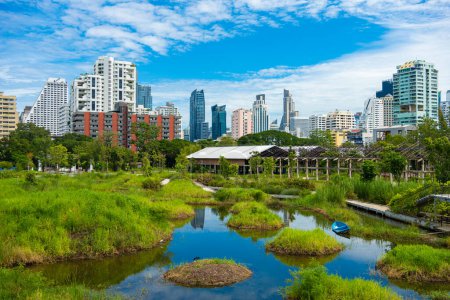 Téléchargez les photos : Ville parc forestier vert Benchakitti nouveau parc tropical avec immeuble de bureaux Silom ville Bangkok Thaïlande - en image libre de droit