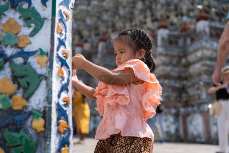 Téléchargez les photos : Adorable fille de la maternelle porter Voyage costume de style thaïlandais à Wat Arun voyage touristique à Bangkok en Thaïlande - en image libre de droit