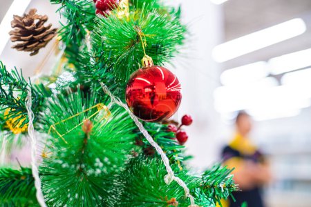 Foto de Regalo de Navidad decorar en pino verde Feliz Navidad feliz año nuevo - Imagen libre de derechos