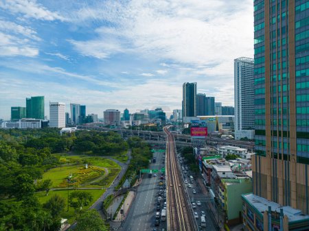 Téléchargez les photos : Vue Aérienne Parc Central Vert Chatuchak avec Immeuble à Bureaux Marché JJ Bangkok Thaïlande - en image libre de droit