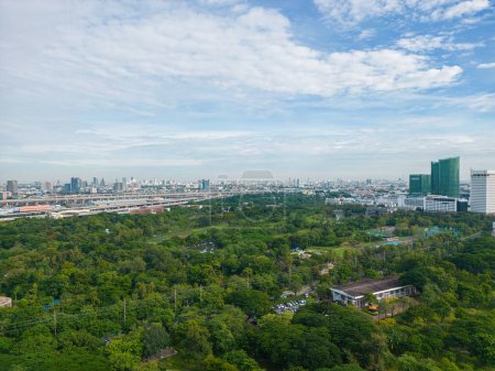 Téléchargez les photos : Vue Aérienne Parc Central Vert Chatuchak avec Immeuble à Bureaux Marché JJ Bangkok Thaïlande - en image libre de droit
