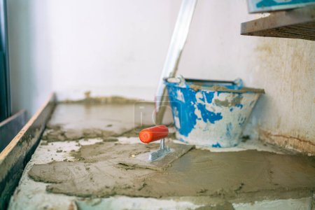 Foto de Revestimiento de cemento interior renovar el trabajo con el equipo de la nueva industria de la construcción de casas - Imagen libre de derechos