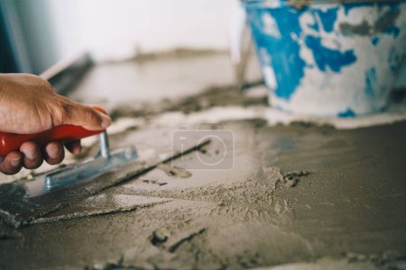 Foto de Hombre mecánico trabajando a mano con cemento - Imagen libre de derechos
