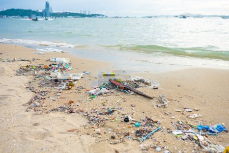 Foto de Basura plástica en arena mar playa ola contaminación de la naturaleza en Pattaya Tailandia - Imagen libre de derechos