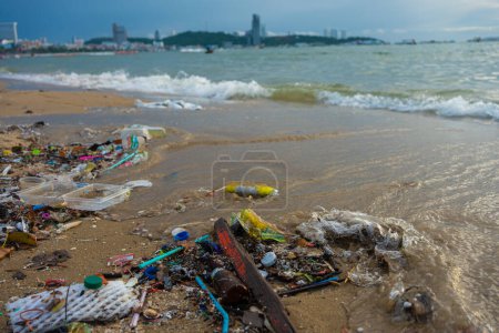 Foto de Basura plástica en arena mar playa ola contaminación de la naturaleza en Pattaya Tailandia - Imagen libre de derechos