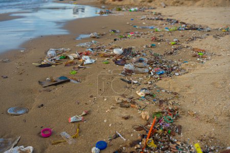 Téléchargez les photos : Déchets en plastique sur la mer de sable plage vague pollution de la nature en Pattaya Thaïlande - en image libre de droit