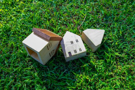 Téléchargez les photos : Maison de jouet en bois sur l'herbe verte nature résident objet d'affaires industrie immobilière - en image libre de droit
