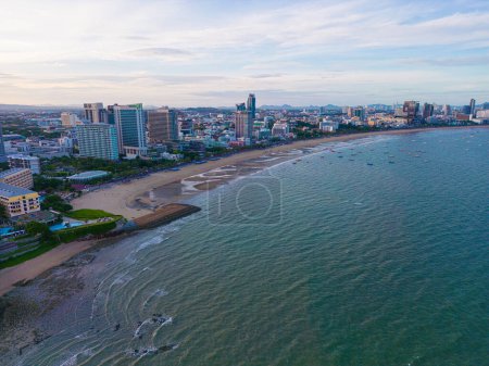 Téléchargez les photos : Vue aérienne mer plage Pattaya ville - en image libre de droit