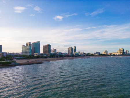 Téléchargez les photos : Vue aérienne mer plage Pattaya ville - en image libre de droit