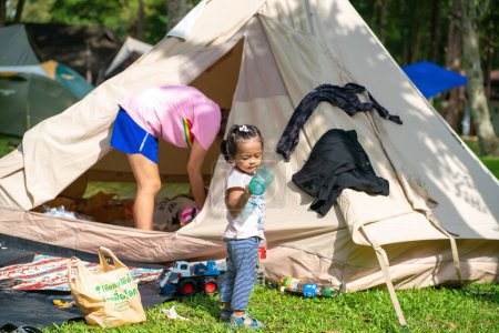 Foto de Pequeña chica asiática disfrutando con camping en bosque de montaña actividad al aire libre - Imagen libre de derechos
