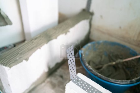 Téléchargez les photos : Plâtrage de ciment avec brique blanche bâtiment intérieur nouvelle maison rénover l'industrie - en image libre de droit