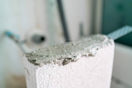 Téléchargez les photos : Plâtrage de ciment avec brique blanche bâtiment intérieur nouvelle maison rénover l'industrie - en image libre de droit