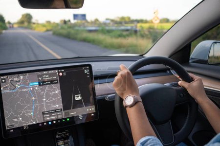 Téléchargez les photos : Smart asiatique touriste femme utiliser voiture navigateur GPS Voyage sur la route locale vacances d'été avec voiture - en image libre de droit