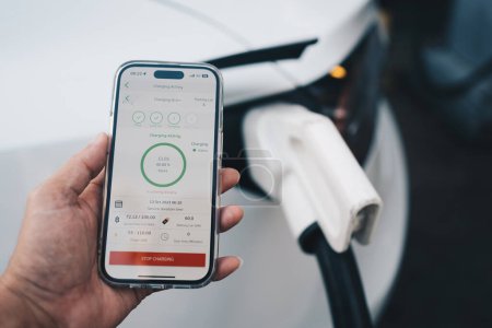 Téléchargez les photos : Voiture Ev charve sur smrtphone application futuriste écologie transport auto-charge - en image libre de droit
