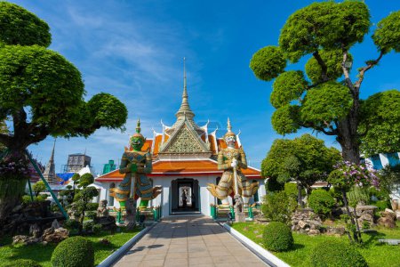 Foto de Puertas a la Sala de Ordenación con estatuas de Gigantes, guardianes de demonios en Wat Arun. Famoso templo en Bangkok, Tailandia. - Imagen libre de derechos