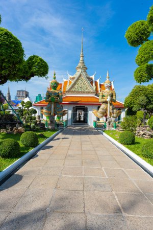 Foto de Puertas a la Sala de Ordenación con estatuas de Gigantes, guardianes de demonios en Wat Arun. Famoso templo en Bangkok, Tailandia. - Imagen libre de derechos