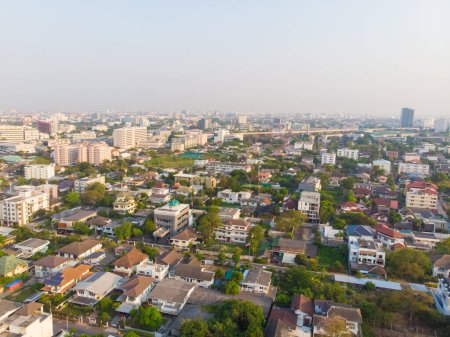 Téléchargez les photos : Vue aérienne immeuble de bureaux avec route de la ville matin lever du soleil Bangkok Thaïlande - en image libre de droit