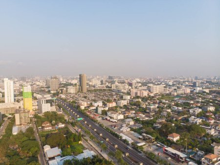 Foto de Edificio de oficinas de vista aérea con salida del sol de la mañana carretera de la ciudad Bangkok Tailandia - Imagen libre de derechos