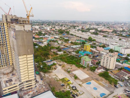 Téléchargez les photos : Vue aérienne immeuble de bureaux avec route de la ville matin lever du soleil Bangkok Thaïlande - en image libre de droit