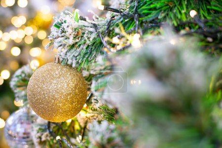 Foto de Bola de Navidad en rama de pino de lujo - Imagen libre de derechos