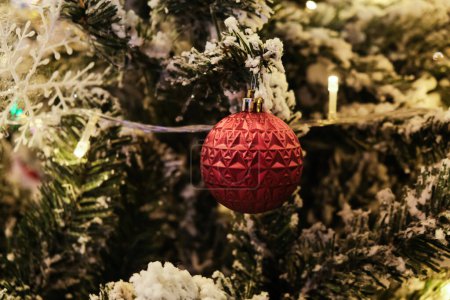Téléchargez les photos : Boule de Noël sur branche de pin fond flou heureuse nouvelle année - en image libre de droit