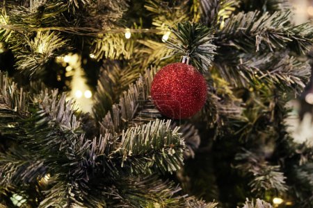 Foto de Bola de Navidad en la rama de pino fondo borroso feliz año nuevo - Imagen libre de derechos